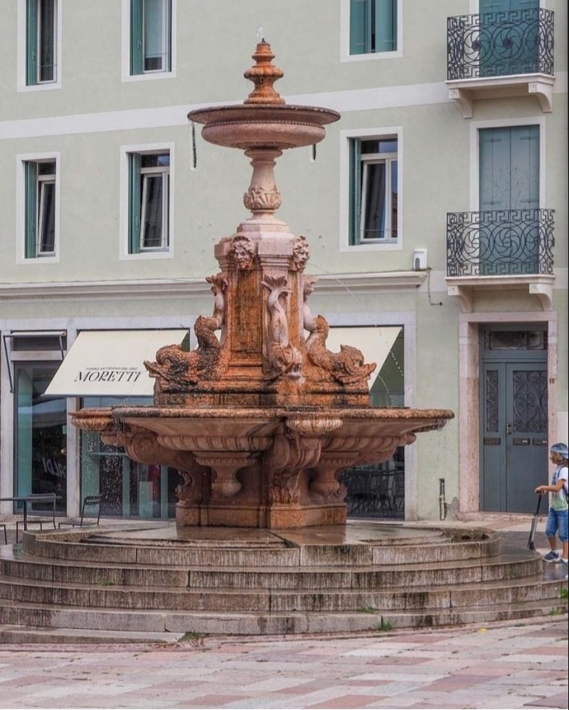 Il 28 novembre 1897 fu celebrato un grande evento : la realizzazione di un acquedotto che partiva dai fontanazzi di Cismon e arrivava  con la sua preziosa acqua nel centro storico di Bassano. 
Foto di: @antoniochiurato 
#visitbassano #bassanodelgrappa #visitveneto