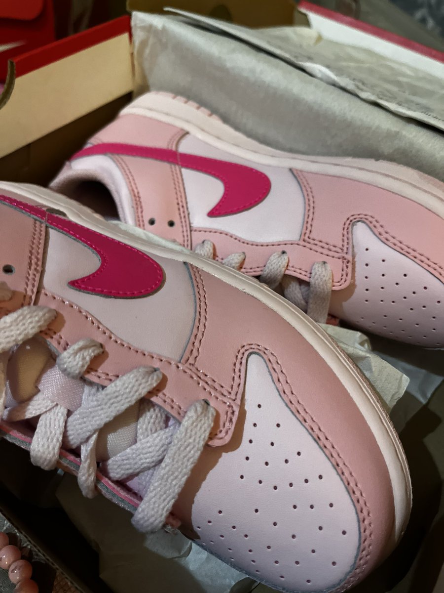 1HollyHoodCurt's tweet photo. Strange Love β€οΈ Dunkβs
Triple Pink Dunks π
Happy Birthday Baby
#dunks #dunkssb #kotd #birthdaygirl https://t.co/DTNvlryvbI