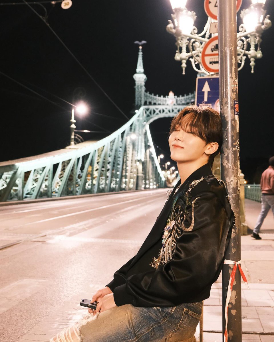 seeaurafading's tweet photo. 진짜 너무 잘생겼다.............. https://t.co/yJyvpmOv4I