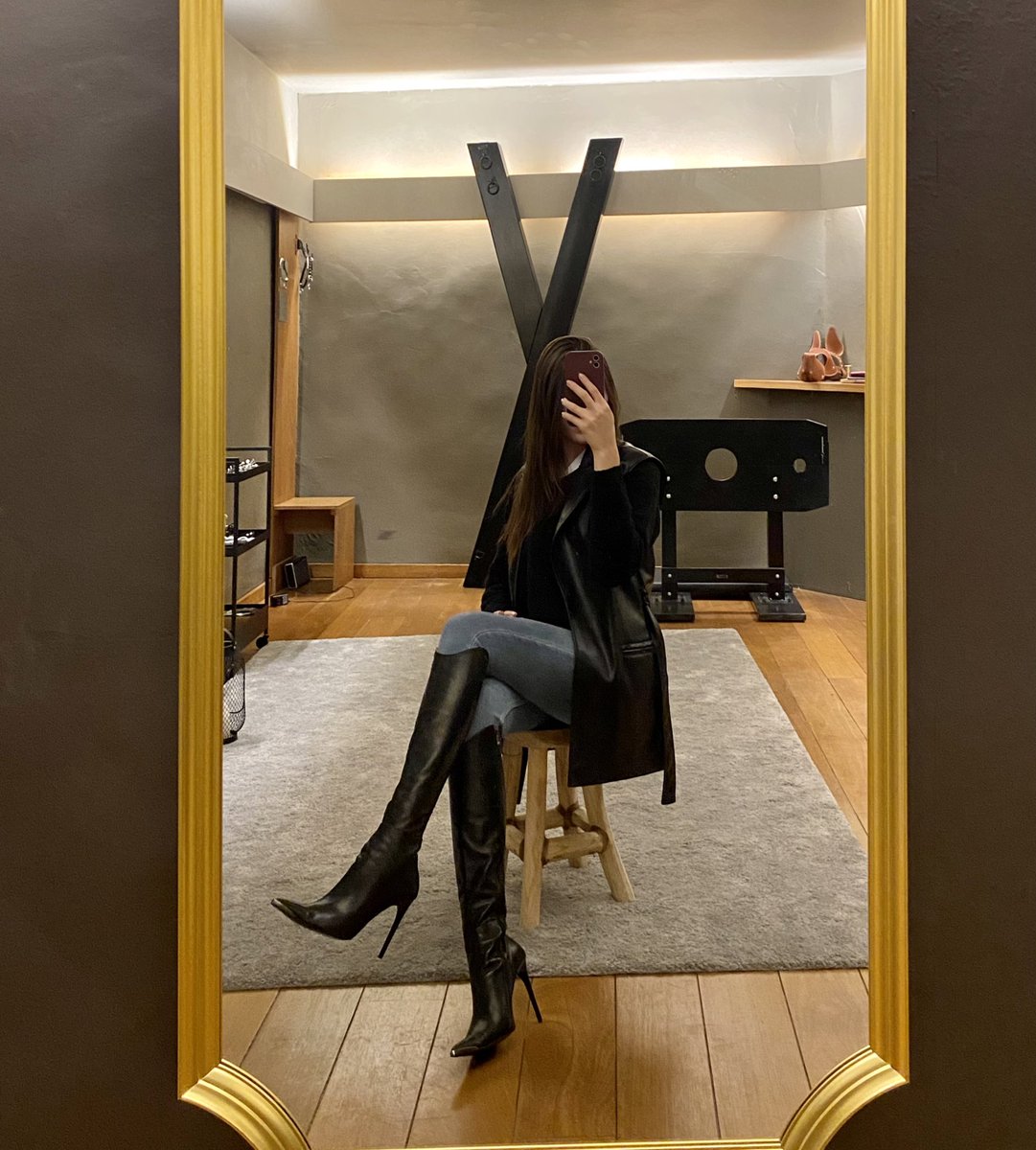 ObeyMissAnnie's tweet photo. A slight glimpse and you will become a leather boot addict. 

🔪 https://t.co/pgcdlZygqo