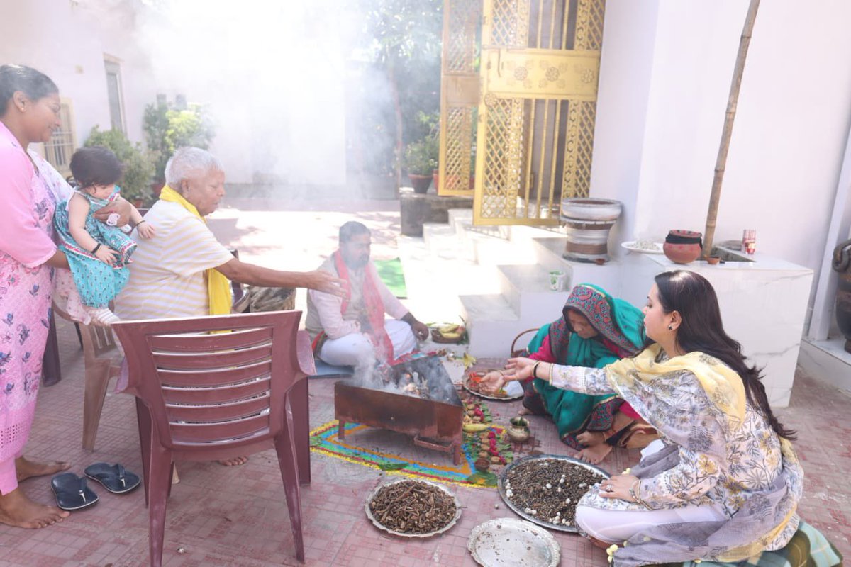 शारदीय नवरात्र की महानवमी के पावन अवसर पर आज अपने आवास स्थित मंदिर में श्रद्धा, उल्लास और उमंग के साथ कन्या पूजन किया। #Navratri  #mahanavmi