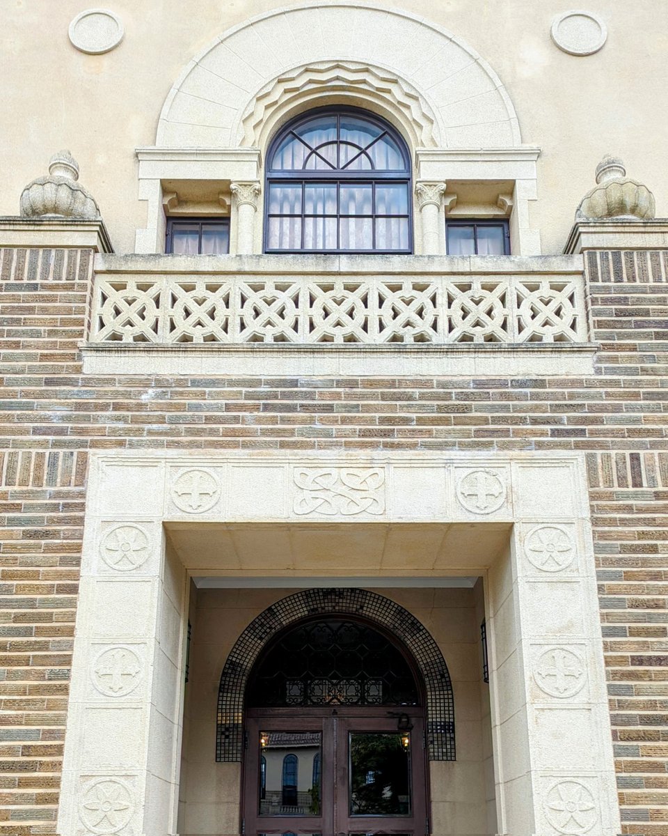 askaterrace's tweet image. 中庭側の総務館正面。窓周りのアーチの装飾、小窓に添えられたコリント式の小さな柱など手が込んでいます☺️

#神戸女学院　#ヴォーリズ