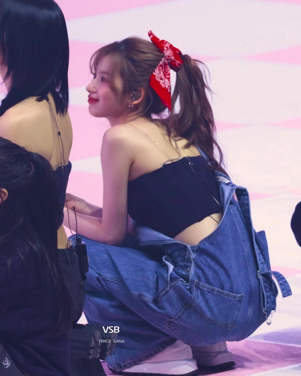Dear_SANA_'s tweet photo. 사나 스타일링도 머리부터 발끝까지 완벽..♡ 
포니테일 머리에 반다나로 포인트 준거랑 한쪽 어깨 스트랩 내린 멜빵바지 코디...진짜 사나랑 너무너무너무 잘어울리고 개이쁨🥲 이 착장으로 나타났을때 너무 좋아서 폴짝 뛰다가 천장 뚫을뻔 했자나요... https://t.co/Fhty48dsOw