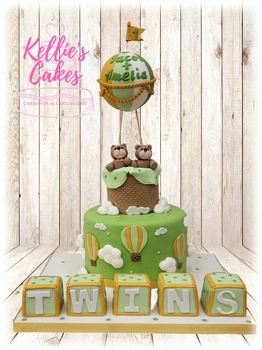 Kelliescakes1's tweet photo. Twins 1st birthday cake - Vanilla cake with handmade sugar model hot air balloon on top. Cubes also cake.
Had fun making this one. #satinarasugarpaste #cakebaker #saracino #gantshill #vanillacake #1stbirthday #greensandgolddecs
#hotairballoons #sugarteddies #twinsbirthdaycake https://t.co/Bsb0ChNJ7d
