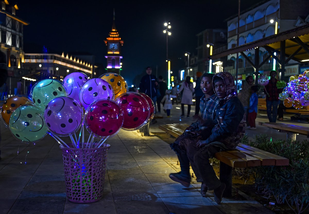 bhat_abid's tweet photo. #lifestyle #poverty #balloons #balloonvendor #coloursballon #lalchowk #SmartCity #nightlife #portraits #clocktower https://t.co/0Cm2GU87rd