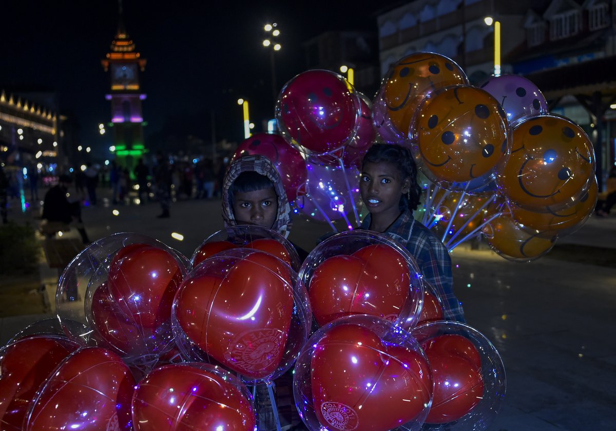 #lifestyle #poverty #balloons #balloonvendor #coloursballon #lalchowk #SmartCity #nightlife #portraits #clocktower