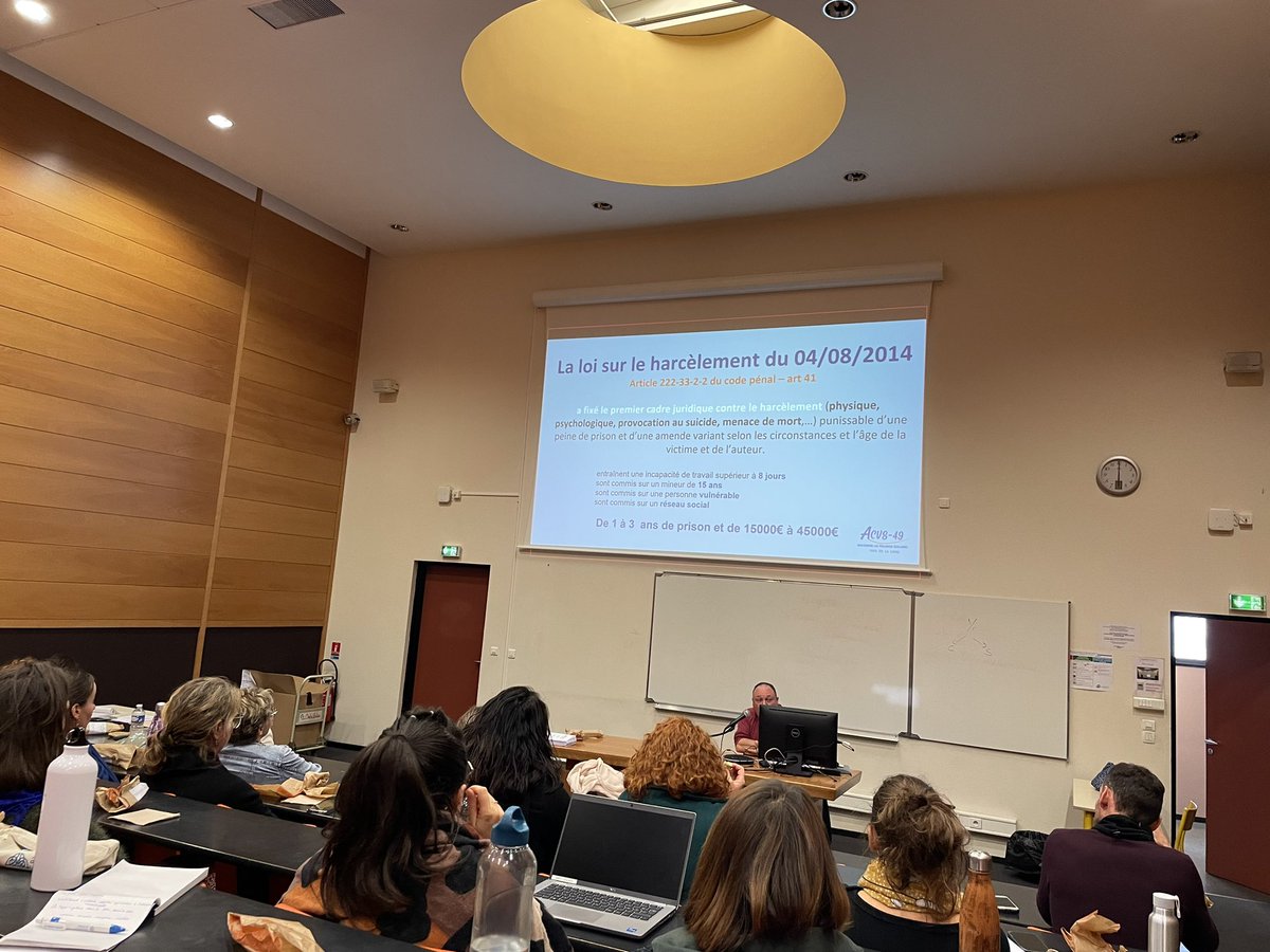 Ce midi se déroule un atelier #parentalite pour les personnels de l’ <a href="/UnivAngers/">Université d'Angers</a>. beaucoup de monde pour assister à une présentation de <a href="/ACVS49/">ACVS-49 - 🏫 #NonAuHarcèlement</a> sur le harcèlement scolaire