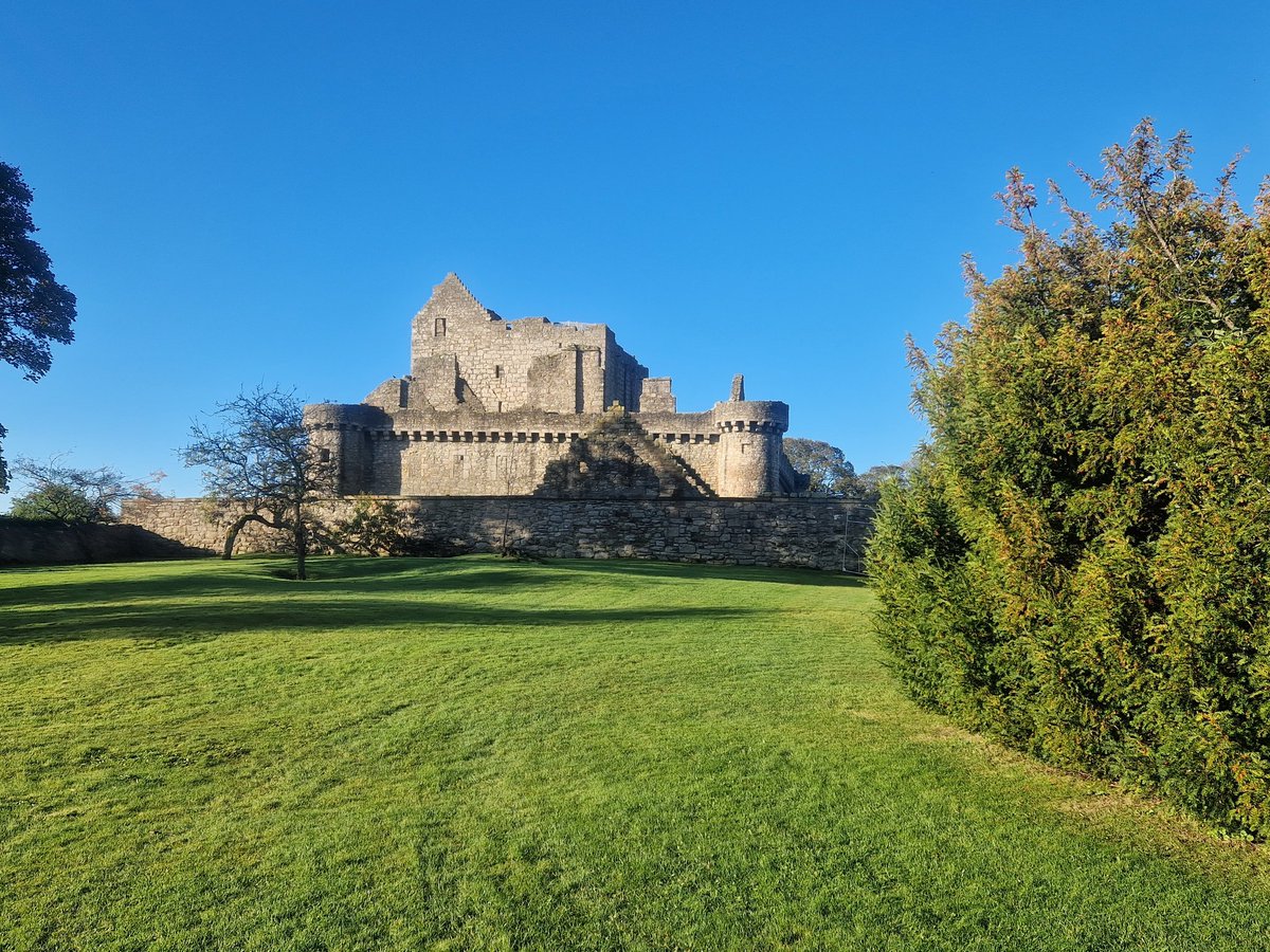 Craigmillar Castle is one of my favourite castles to work at, especially on a beautiful day like yesterday. @welovehistory #history #craigmillarcastle #Scotland #gaelhistory #Edinburgh