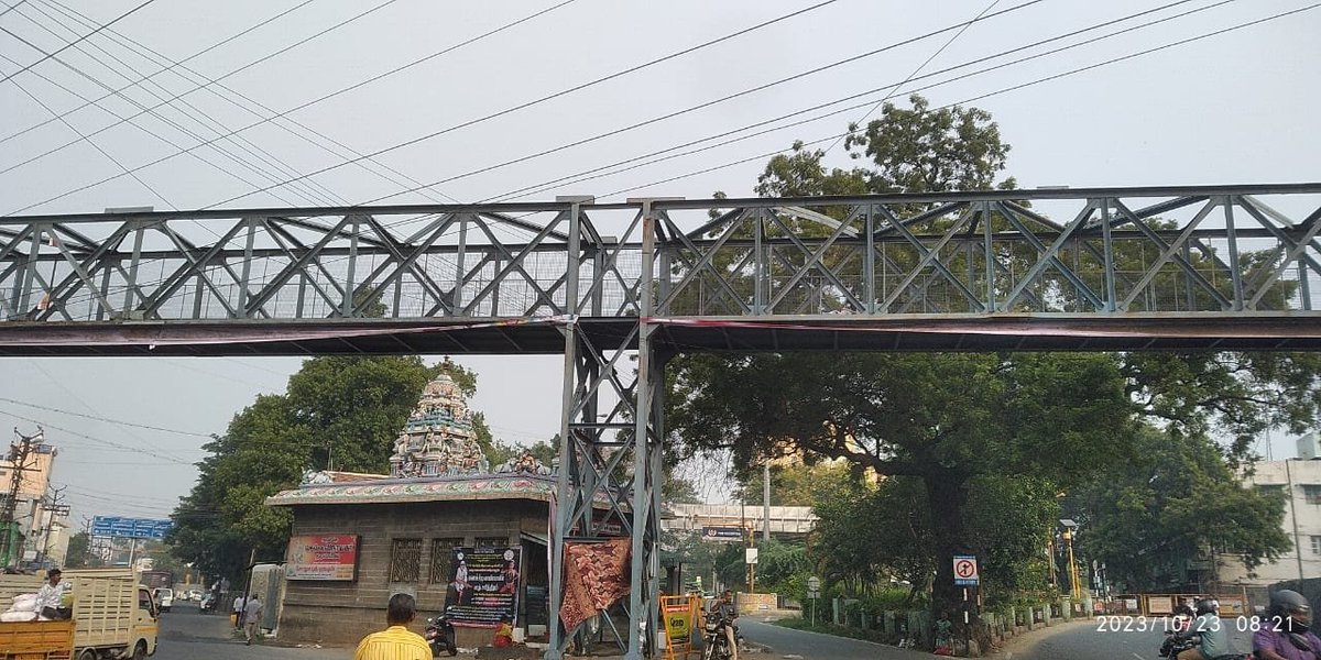 நடைபாதை மேம்பாலங்களில் பிளக்ஸ் கட்டினால் அங்கே என்ன நடக்கிறது எனத்தெரியாது, 
குற்ற செயல்கள் நடக்க ஊக்குவிப்பாக அமைந்துவிடும்.
எனவே பொதுமக்களின் நலன் கருதி  அனைத்துக் கட்சிகளுமே இதைத் தவிர்க்க வேண்டும் 🙏