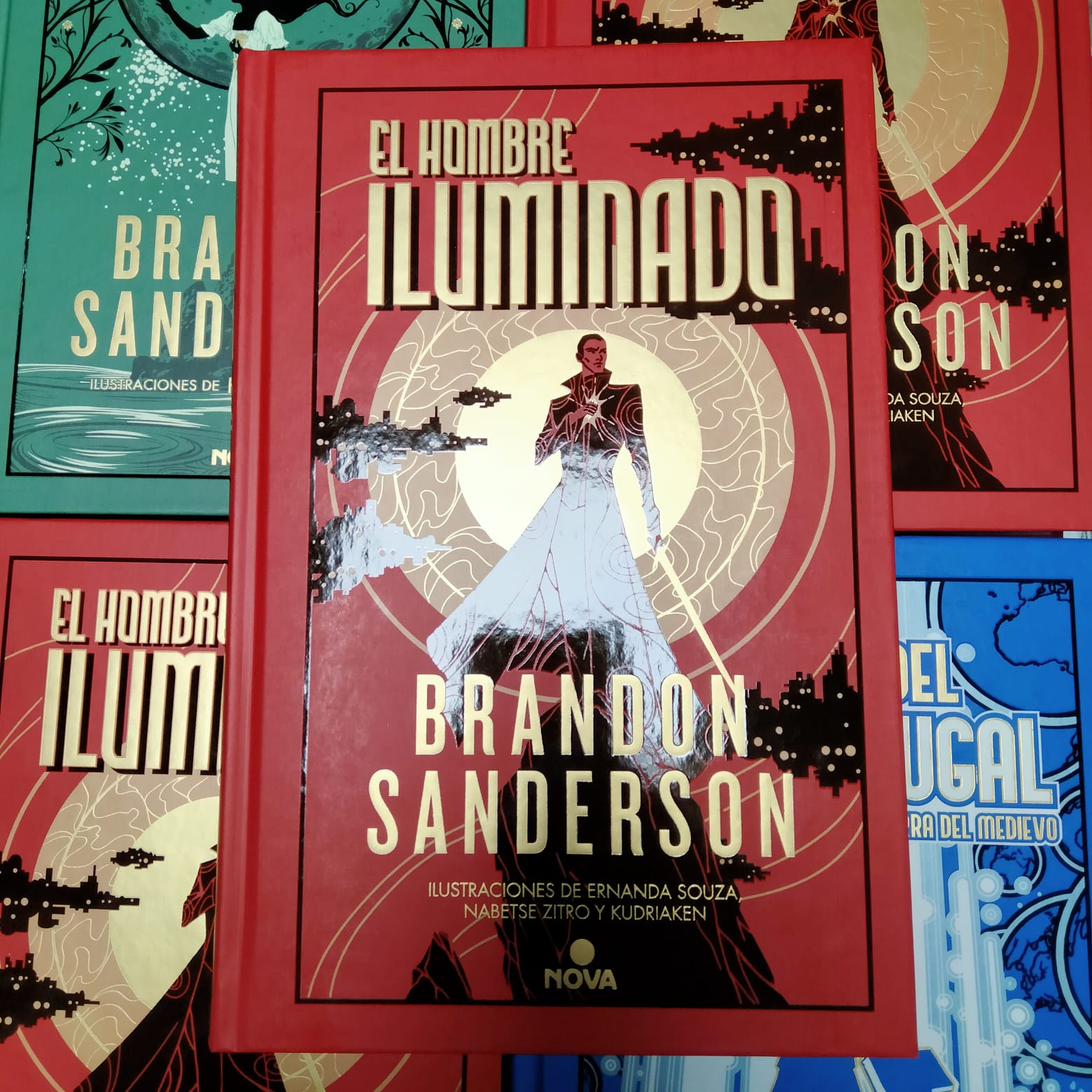 Milcomics.com on X: Completa ya tu colección de novelas secretas* de Brandon  Sanderson con El Hombre Iluminado, su nueva novela (de esta semana) editada  de manera exquisita una vez más por @NovaCiFi