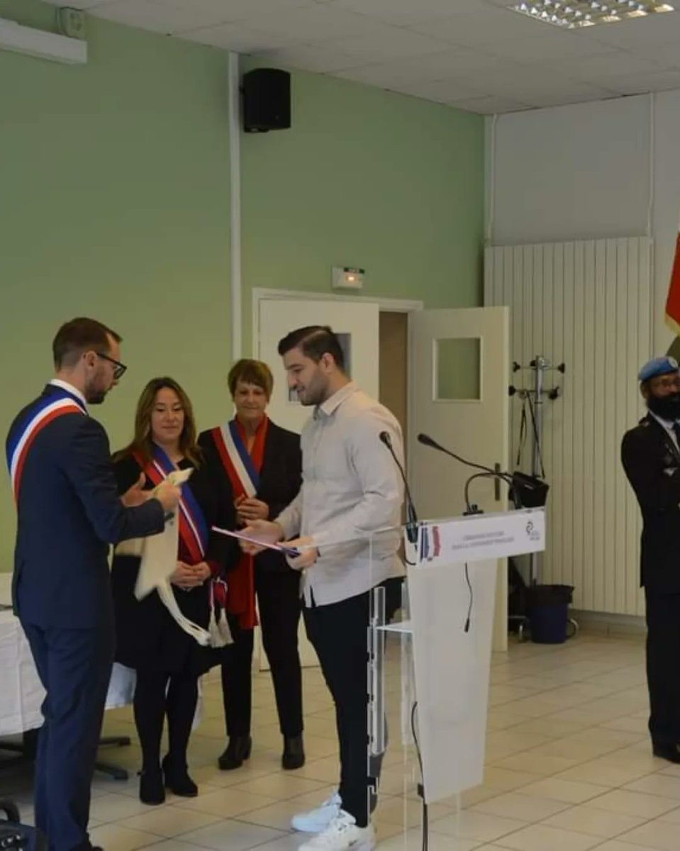 ValdeyronT's tweet photo. Ce samedi 21 octobre, au cours de la cérémonie solennelle, le Maire Olivier Corzani, a remis à 25 floriacumois.e.s leur décret de naturalisation. Toutes mes félicitations pour cette belle cérémonie et pour ceux et celles qui viennent d'obtenir la nationalité française 🇫🇷. https://t.co/wUohO1VSyH