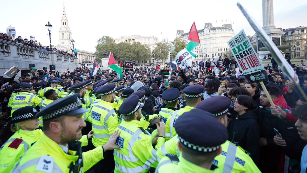 707London's tweet photo. Suella Braverman to challenge Metropolitan Police chief over handling of protesters demanding 'jihad'. #London #UK #MondayMorning https://t.co/lXFoX7x8eh