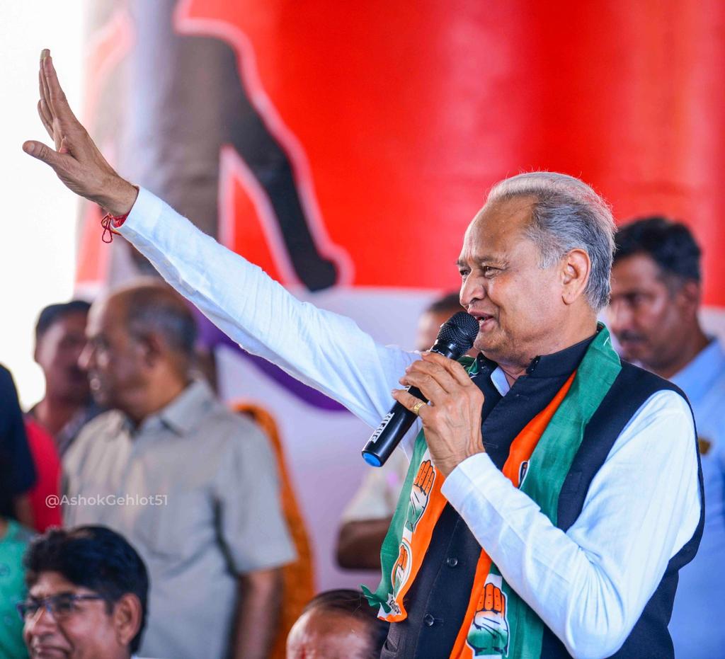 ashokgehlot51's tweet image. हर दिल की आवाज़
अबकी नया रिवाज़

काम किया है दिल से इसीलिए निज विधानसभा क्षेत्र सरदारपुरा के वार्ड 73 के हर दिल से बस यही आवाज़ सुनाई दी कि #कांग्रेस_फिर_से !

आपकी इस आवाज़ की बुलंदी प्रगति को 10 गुना गति देगी।