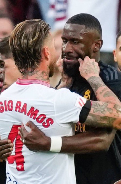 IDIOTS DU VILLAGE tweet media