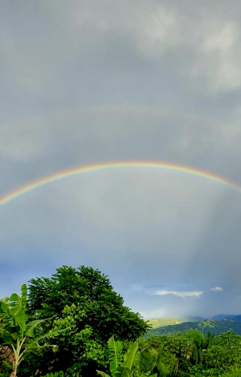 epintadorm's tweet photo. Enjoying a beautiful rainbow 🌈 #walkingrunning🏃‍♀️ #therainbow #justnature #mymorning https://t.co/IF07PLw8Fw