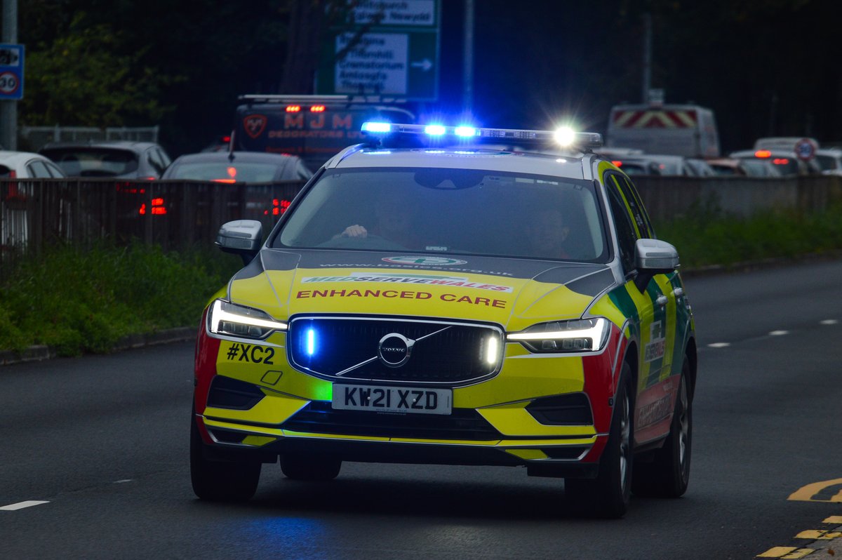 Shortly following the Air Ambulance Volvo XC90, was pleased to catch the #VolunteerMedics with @MEDSERVEWales responding towards Cardiff City Centre. A very smart looking vehicle I must say!