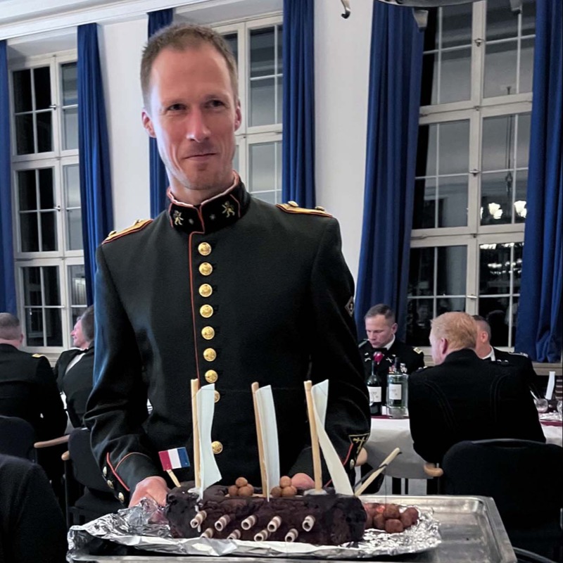 RoyalNavy's tweet photo. ๐ฌ๐ง๐ค๐ฉ๐ช
German soldiers, sailors and airmen were introduced to #TrafalgarNight when Royal Navy exchange students hosted the celebration in Hamburg.