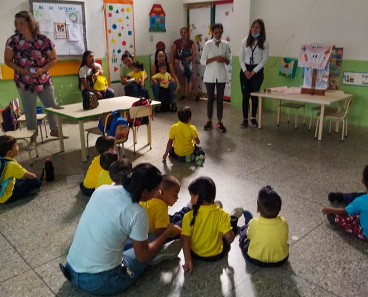 dirsaludbarinas's tweet photo. #EnFotos📸|| Continúa el equipo del Programa Ampliado de Inmunización (PAI), desplegados en las instituciones educativas, para asi lograr tener la inmunidad de los niños, niñas y adolescentes de nuestro estado #Barinas. 
 Gracias al Pdte. @NicolasMaduro y ministra @MagaGutierrezV https://t.co/ijOp50z37l