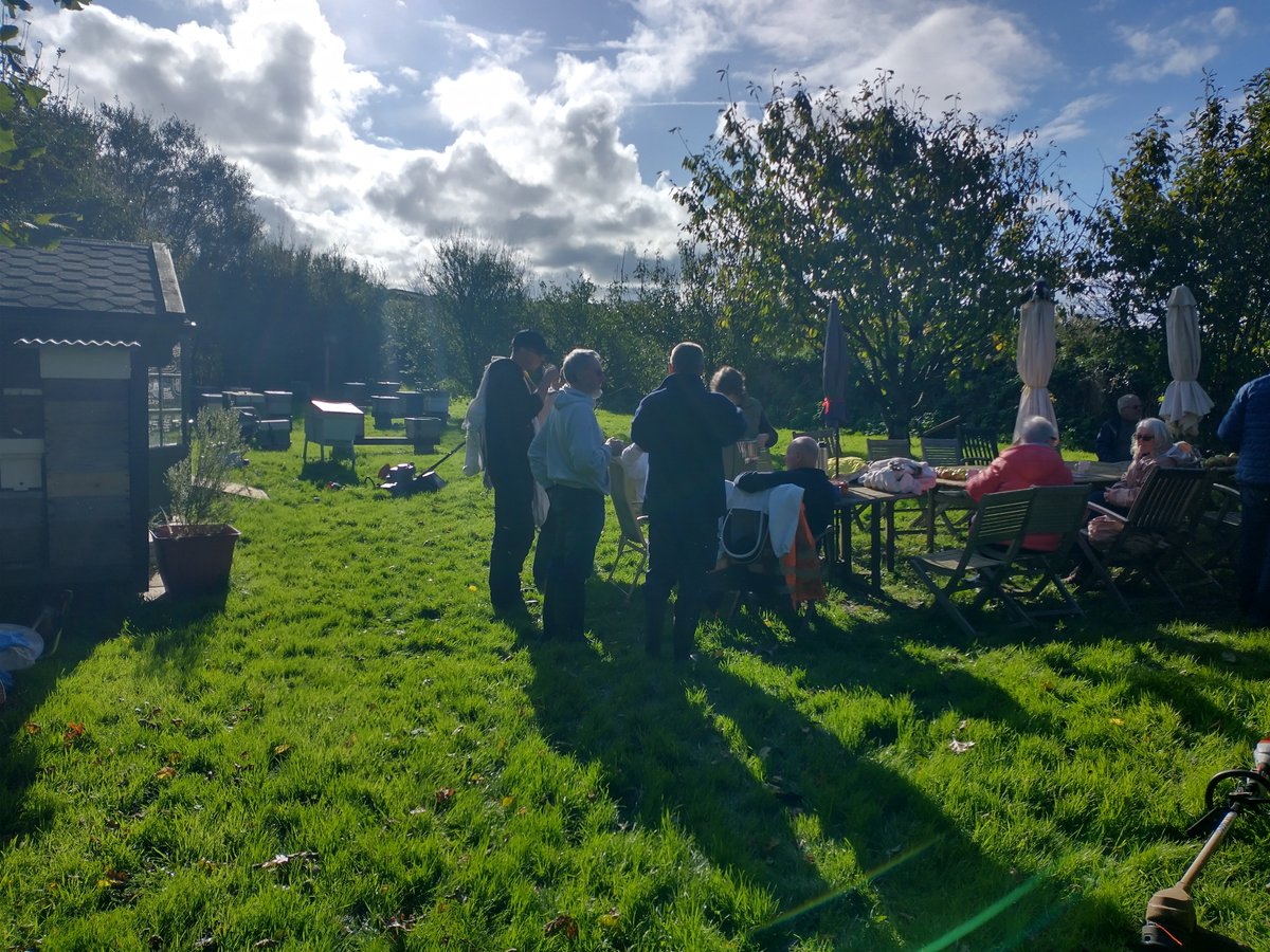 This my friends is what Sunday's are all about..... glorious sunshine, fabulous company and a good cup of tea!
The topic of conversation was mouse guards, do we or don't we use them? The group was split on this subject, and after much debate...the group was still split!