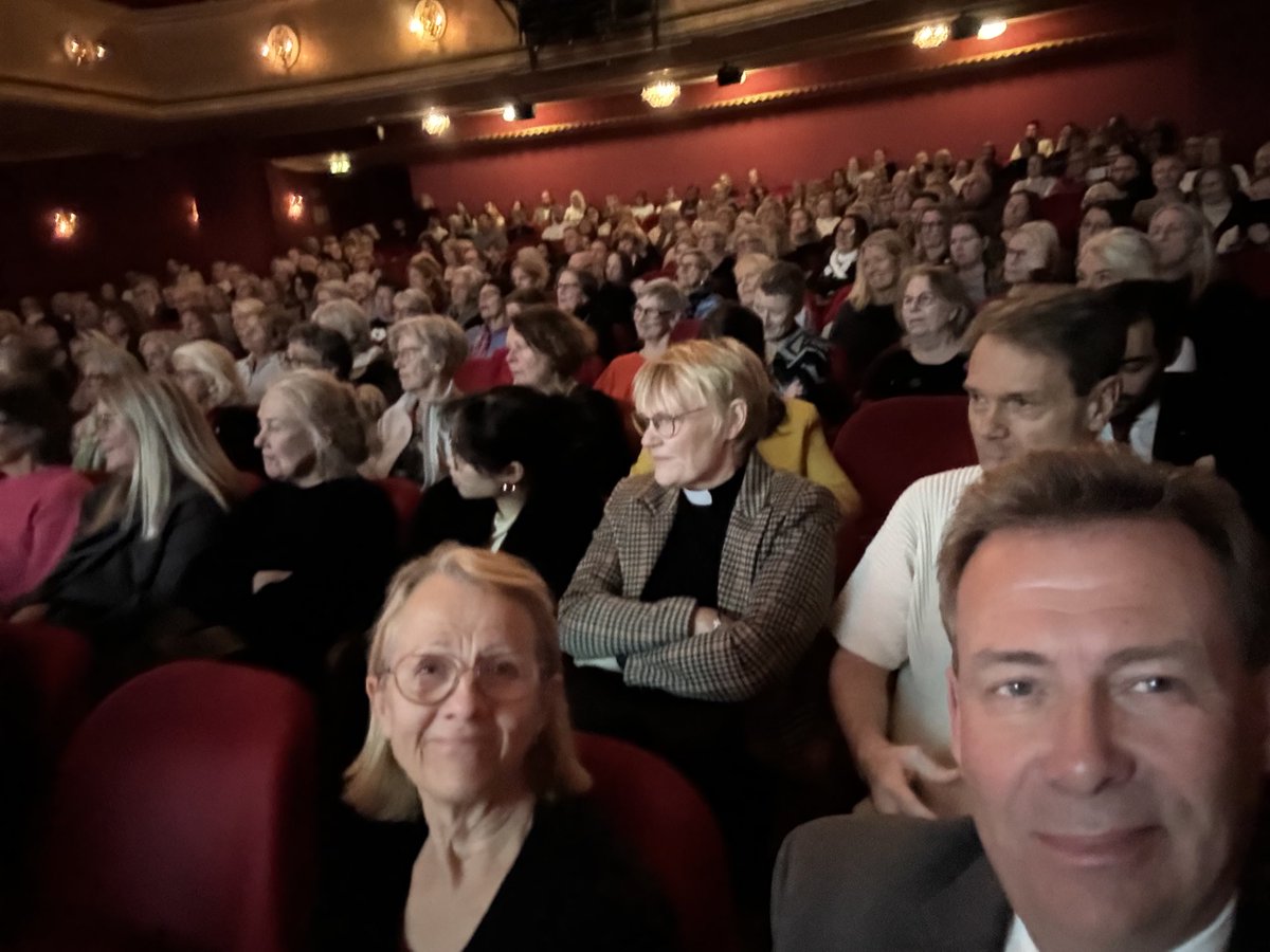 Martin Schalling (@martinschalling) on Twitter photo Mental Health Evening just nu på Intiman ordnad av oss på <a href="/fondenpsykisk/">Fonden för Psykisk Hälsa</a> tillsammans med <a href="/ettkommasex/">1,6 miljonerklubben</a> Vi delar i år ut rekordmånga stipendier med stöd av @Suicide_Zero och Stiftelsen Frimurarna i Stockholm med flera fina bidragsgivare Mental Health Evening just nu på Intiman ordnad av oss på <a href="/fondenpsykisk/">Fonden för Psykisk Hälsa</a> tillsammans med <a href="/ettkommasex/">1,6 miljonerklubben</a> Vi delar i år ut rekordmånga stipendier med stöd av @Suicide_Zero och Stiftelsen Frimurarna i Stockholm med flera fina bidragsgivare 