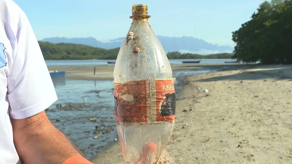 cidade_ama's tweet photo. 🚨 Pescadores encontram garrafa da Copa 1998 na Baía de Guanabara! 🌊 Coca-Cola com caricaturas dos jogadores. Além disso, o RJ desperdiçou R$2 bi em recicláveis! O impacto ambiental é alarmante. 🌎 #MeioAmbiente #Reciclagem #BaíaDeGuanabara #Copa1998 #ODS14
Fonte: @g1 https://t.co/z1xocoBC2I