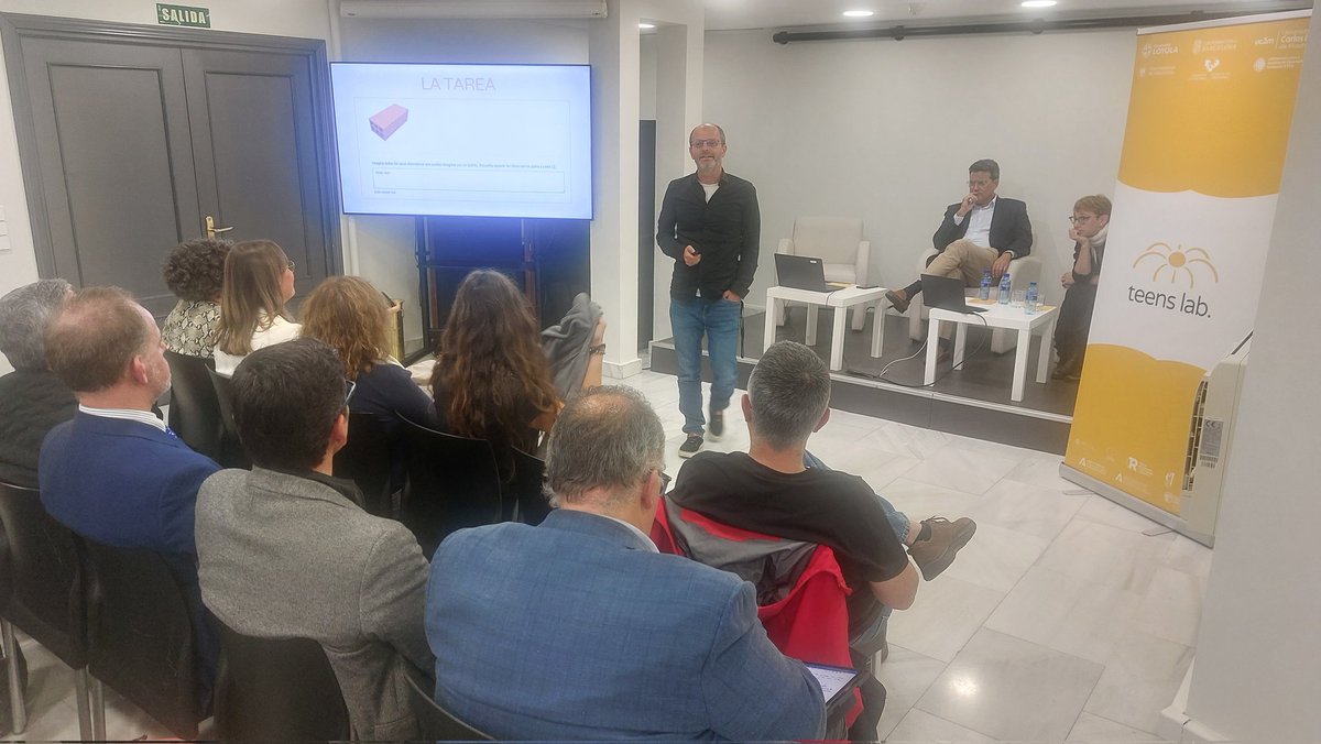 LoyolaResearch's tweet photo. "Los alumnos pacientes proponen respuestas más originales que incluso la #IA, mostrando además mayor esfuerzo, diligencia y buen hacer" Jaromir Kovárík de @upvehu presenta este estudio realizado con investigadores de @LoyolaAnd #TeensLab https://t.co/h9rdRE5fCM