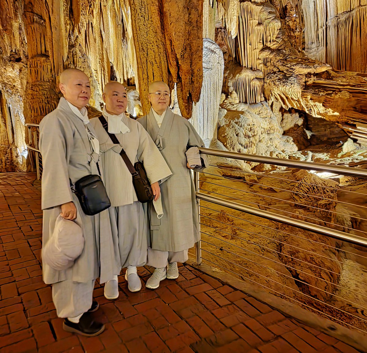 The Luray #caverns. 4 quick #photos by cellphone, including of  some visiting #Budhists. Click on each photo for full view.

#vacation #travelphotography
#nature #rock #rockformations 
#Virginia #minerals