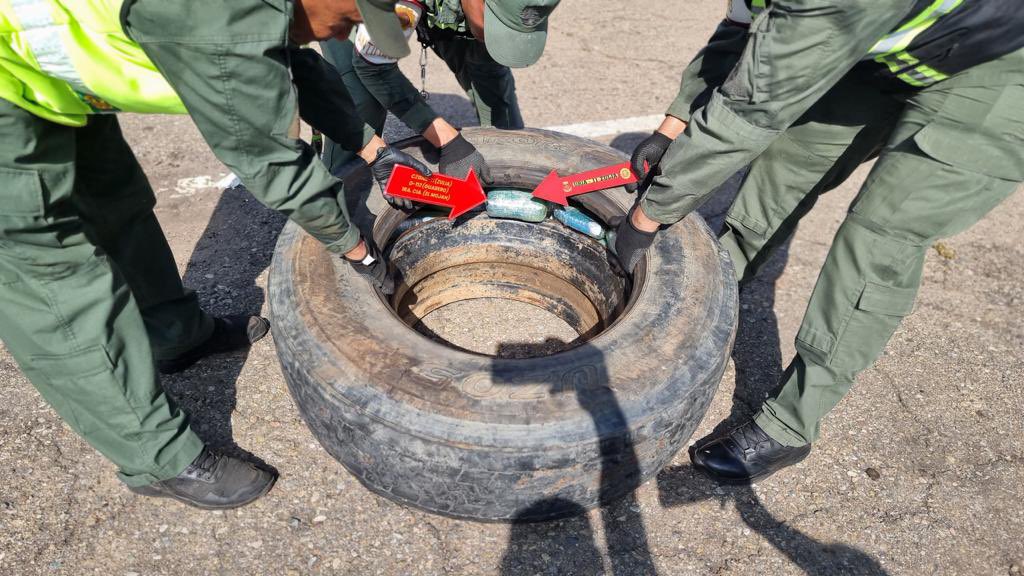 Efectivos de la #FANB en el P.A.C. Puerto Guerrero, Río Limón del estado Zulia, en inspección de vehículos y personas, efectuaron la incautación de dieciocho (18) envoltorios tipo panela de Marihuana con un peso de diecinueve kilogramos (19 Kg), de manera oculta en el  neumático
