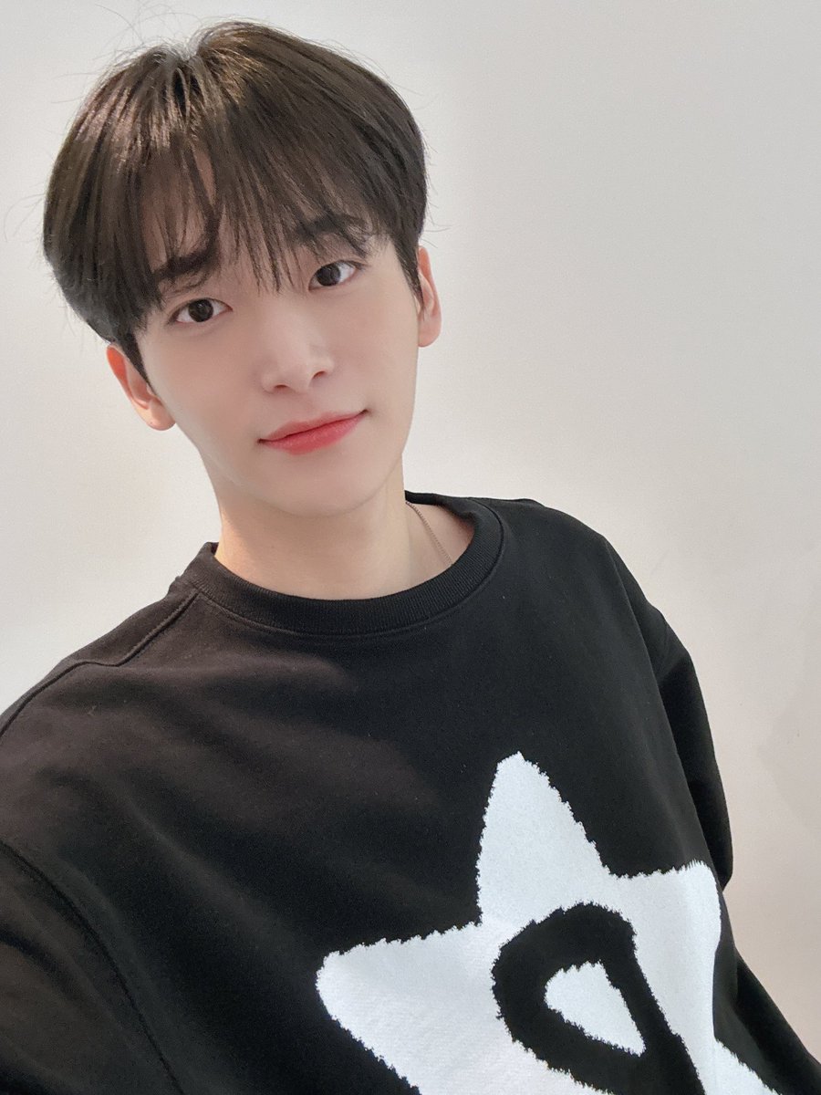 CRAVITY_twt's tweet photo. 러비티!!❤️ 셀카 VS
#정모 #러비티 #크래비티 https://t.co/dHURKoxw82