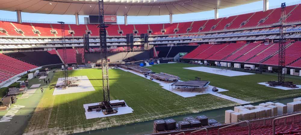 medranoazteca's tweet photo. En las próximas horas se sabrá si el Chivas vs Tigres se reprograma o no. En el Akron Ya empezó el montaje del escenario para el concierto de The Weeknd. https://t.co/iMflNFa9Tj