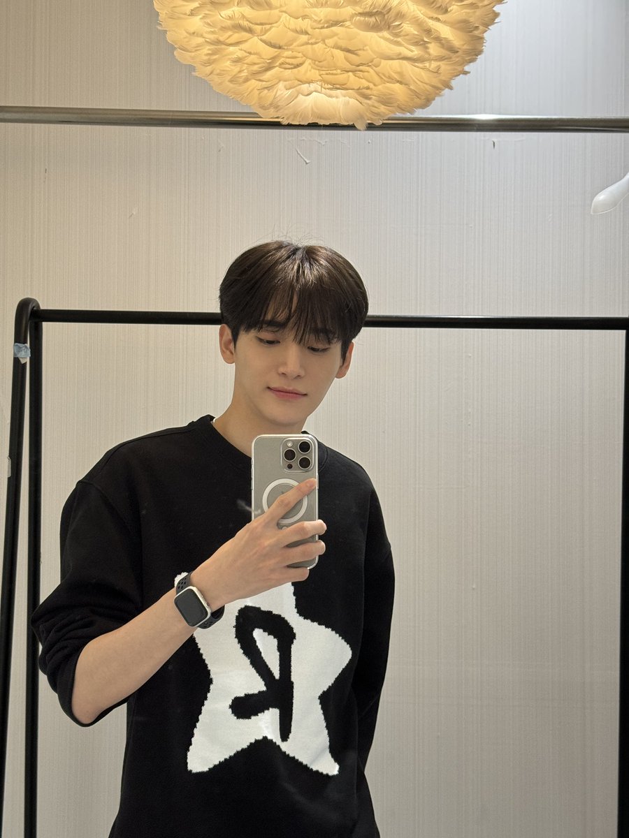 CRAVITY_twt's tweet photo. VS 거울셀카 골라주세용☺️
#정모 #러비티 #크래비티 https://t.co/Zet1626Oin
