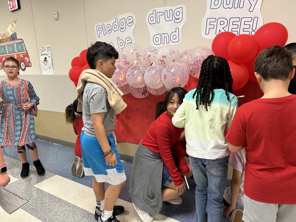 Pledging to be drug and bully free ⁦<a href="/BBOwenES/">BB Owen Elementary</a>⁩ #BBOPride #RedRibbonWeek