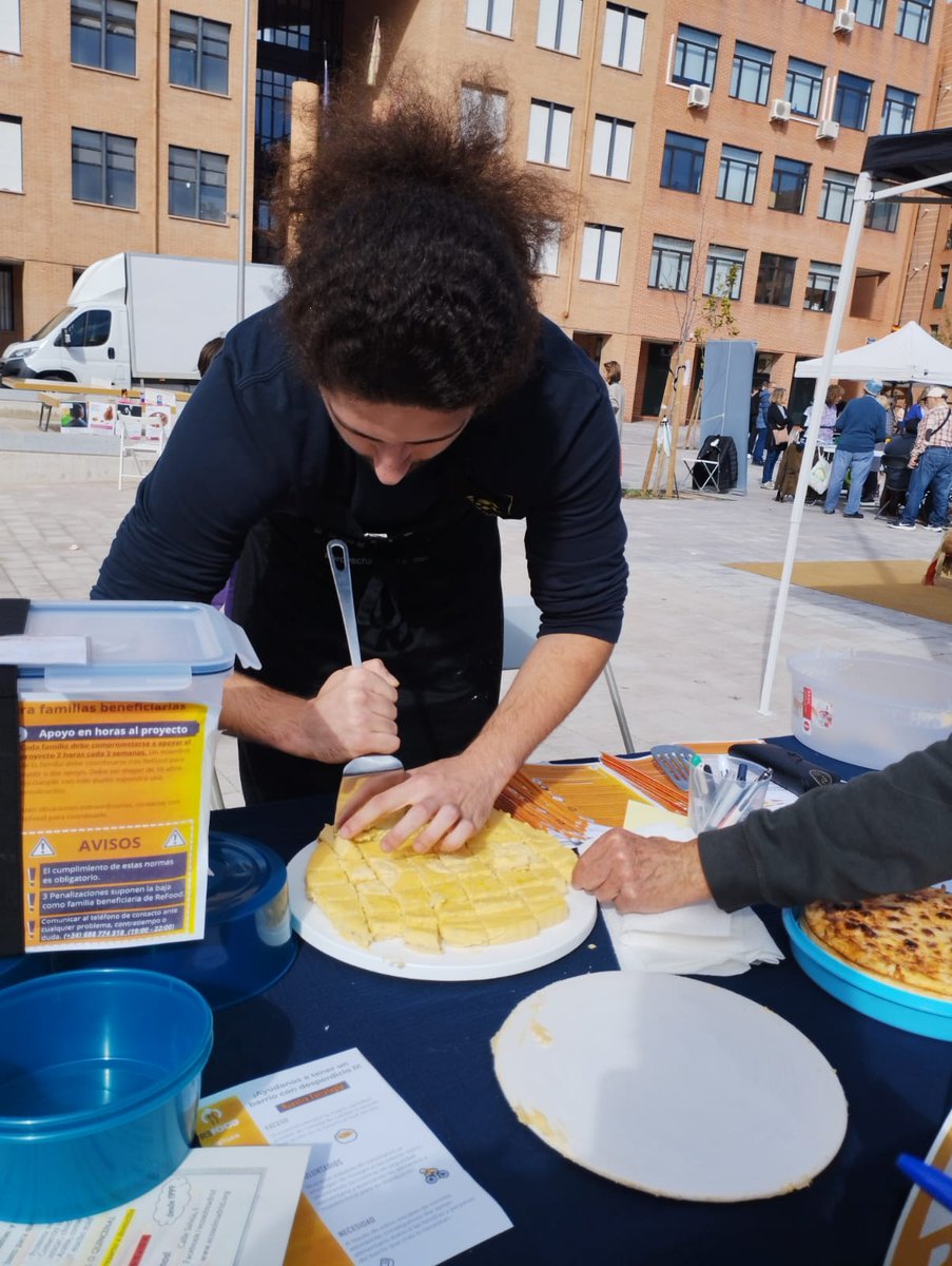 😝Resumen visual de la #FeriaEntidadesTetuán2023. Lo pasamos muy bien, charlamos con mucha gente y comimos tortilla 😂🍳

🥦Todo por una buena causa: combatir el desperdicio alimentario barrio a barrio.

¡Únete! 👉 voluntarios@refoodesp.org 

#voluntariado #Tetuán