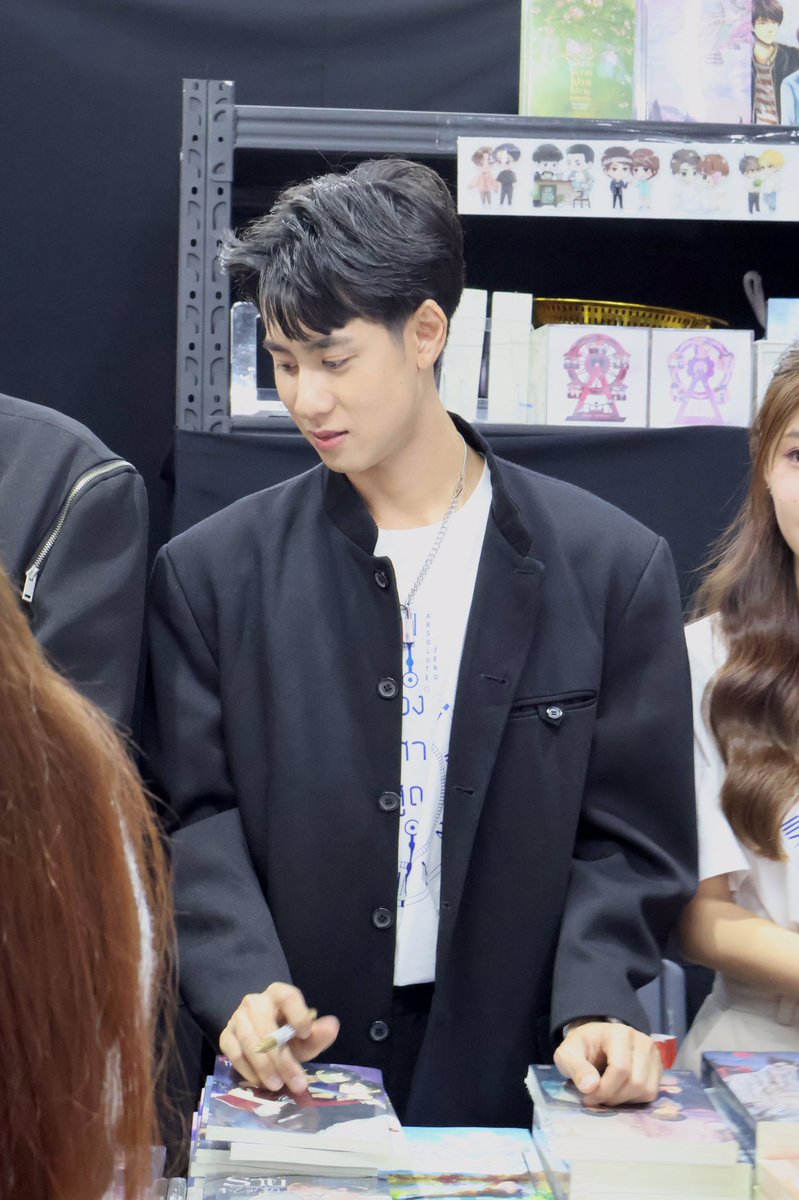 _wannipha_11's tweet photo. ไม่มองกล้อง vs มองกล้อง คือแกไม่ได้โกรธไรกันใช่มั้ยอ้ะ555555555 @wanut_mix 🌟✨
#AbsolutezeroSeries
#BookfairxAbsoluteZero 
#mixwanut
#หน่องมิก https://t.co/M06uNKrLMA