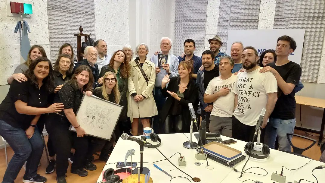 📢En el día de su cumpleaños, el periodista Carlos Ulanovsky fue homenajeado por su familia, amigos y compañeros de la radio
<a href="/CarlosUlanovsky/">Carlos Ulanovsky</a> @AhiVamos870
<a href="/gisebu/">Gisela Busaniche</a> <a href="/APontLezica/">Alejandro Pont Lezica</a> <a href="/soyingridbeck/">🩷𝗜𝗻𝗴𝗿𝗶𝗱 𝗕𝗲𝗰𝗸 🩷⭐️⭐️⭐️</a> <a href="/mediosenteros/">Martín Giménez</a> <a href="/julietulanovsky/">Julieta Ulanovsky</a> @InesUlanovsky

📎👉🏽
radionacional.com.ar/carlos-ulanovs…
