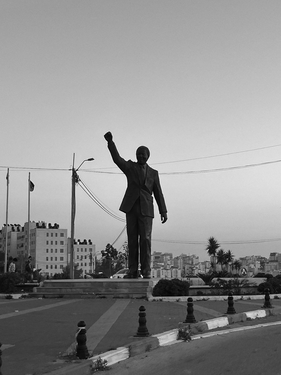 Afroliterato's tweet photo. Nelson Mandela tem uma estátua em Ramallah, na Palestina 🇵🇸.
.
Madiba era um grande defensor da Palestina como eu bem mostrei no meu último vídeo. A África do Sul 🇿🇦 segue sendo um dos principais críticos de Israel no continente africano.
.
É dele a famosa frase: “Sabemos muito bem que a nossa liberdade está incompleta sem a liberdade dos palestinos”