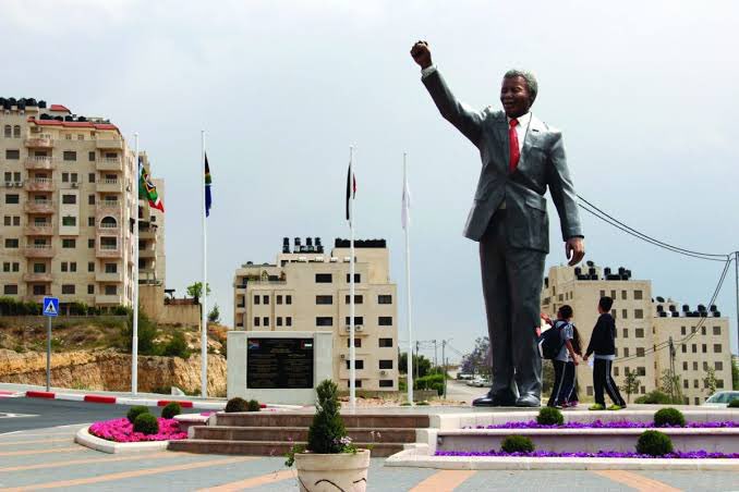 Afroliterato's tweet photo. Nelson Mandela tem uma estátua em Ramallah, na Palestina 🇵🇸.
.
Madiba era um grande defensor da Palestina como eu bem mostrei no meu último vídeo. A África do Sul 🇿🇦 segue sendo um dos principais críticos de Israel no continente africano.
.
É dele a famosa frase: “Sabemos muito bem que a nossa liberdade está incompleta sem a liberdade dos palestinos”