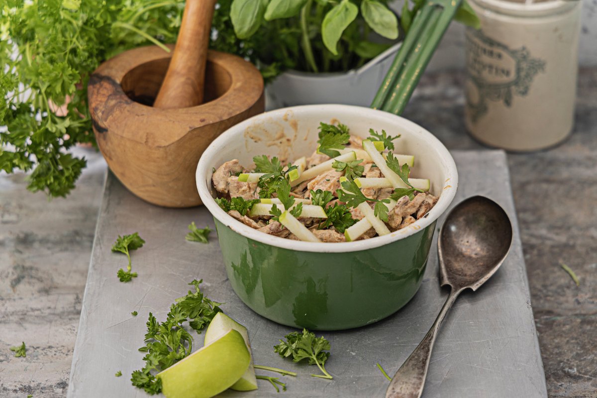 Did you catch @paulflynnchef making this pork, parsnip and apple stroganoff from his book BUTTER BOY on @RTEToday yesterday? We've shared the recipe on our website. ninebeanrowsbooks.com/blogs/recipes/…