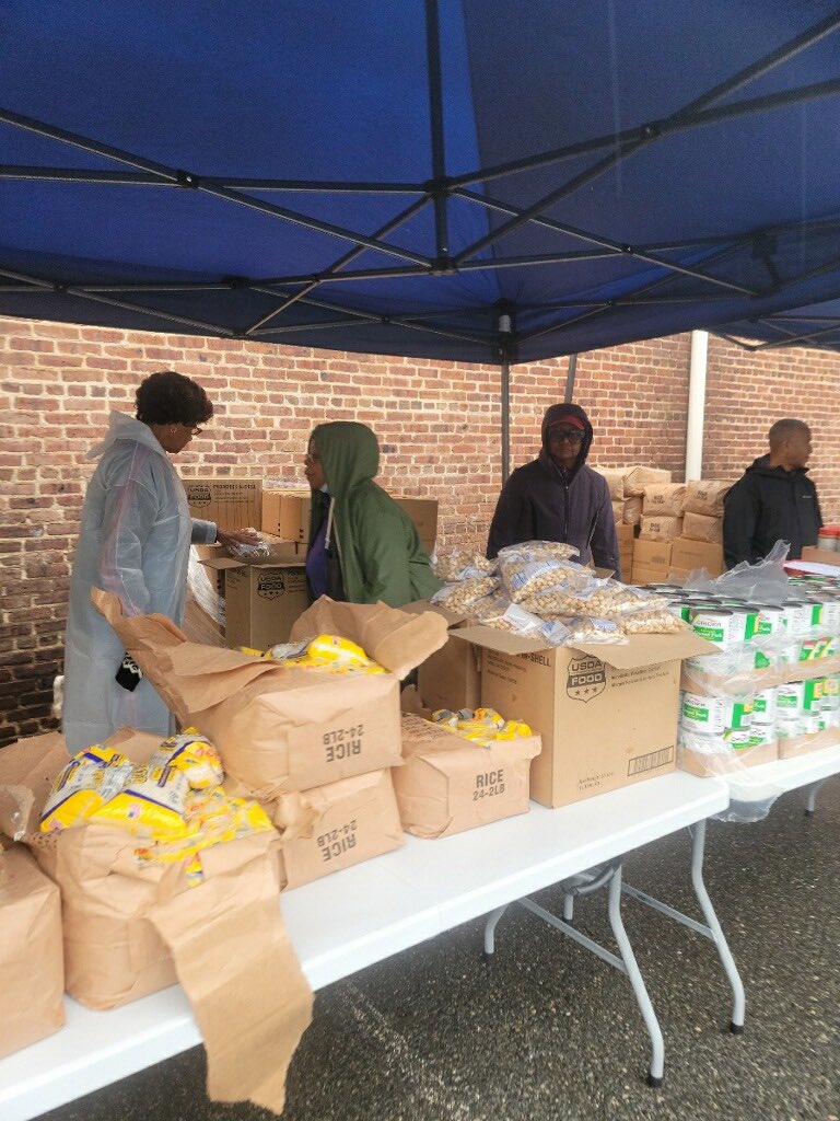Bishop_Hilliard's tweet photo. Thank you volunteers for coming out, and serving our community Saturday ….. in the rain.
The 41 volunteers served 252 families consisting,  consisting of 1130 people.
Thank you for your ministry! 

#cathedral
#thisisus
#mercyhouse
#servingthecommunity https://t.co/J3MVCCQSM0