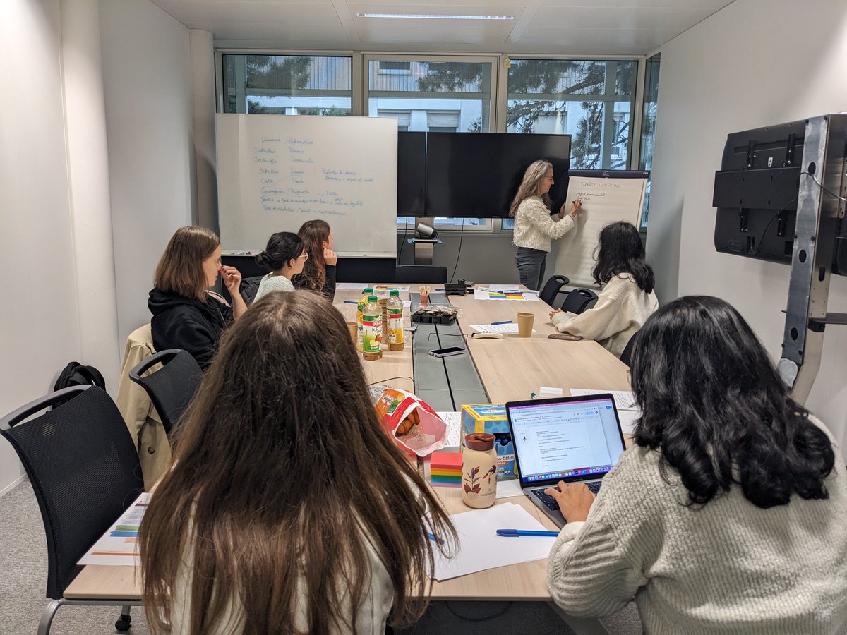 inria_fondation's tweet image. 🔴[EN DIRECT] 1er #focusgroup en cours !

🎯 Ce soir, ce sont des étudiantes du #numérique qui se sont réunies pour partager avec nous leur expérience. Un très beau moment d’échanges autour de la diversité de leurs voix et de leurs récits de parcours 👩🏽‍🎓💬

#TechPourToutes