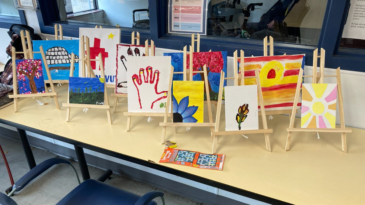 Check out the talented artists at the Oaks!! Residents at the supportive housing residence on Merivale, had a fun day of painting that was facilitated by @uOttawa nursing students! 🎨🖌️ #Ottawa #ottcity #nursing #nurse #uOttawa #GGnation