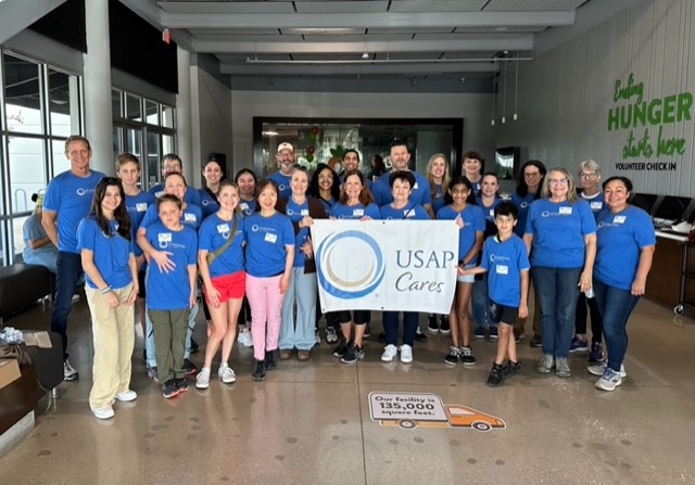 USAP_Updates's tweet photo. 🌟 Highlight from #USAPCaresWeek 🌟 Texas Central team joined @CTXFoodBank for Volunteer Day, combating hunger. 26 amazing volunteers, including physicians, CRNAs, RNs, MSO staff, and family members, bagged 650 food boxes, equal to 6,500 pounds, feeding 5,417 in need. https://t.co/NsTPx6EsY5