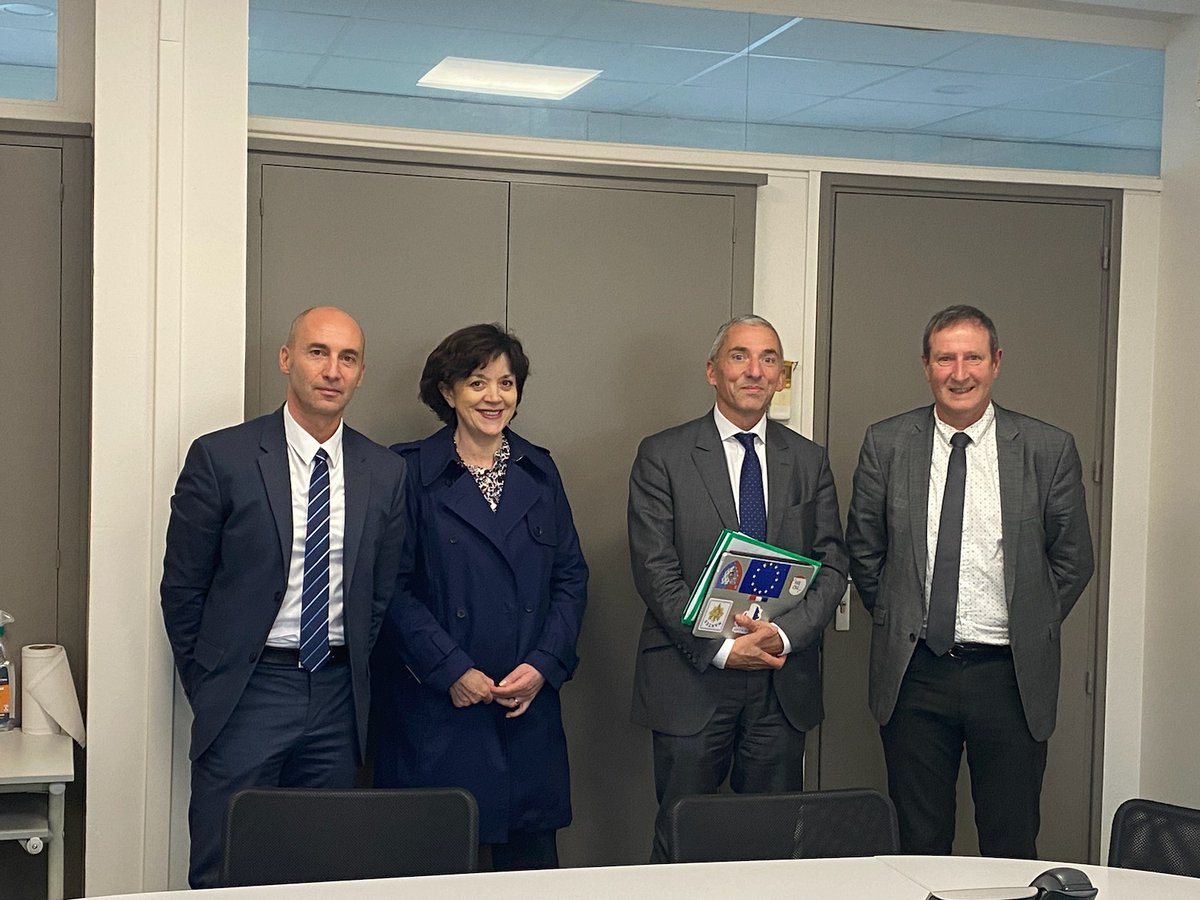 Barret Benoît (@katasandan) on Twitter photo Réunion de travail avec madame <a href="/beguin_katia/">Katia Béguin</a> Rectrice d Académie au sujet de la #securite et #surete de nos lycées. Échanges constructifs et d autres à venir. La #regionpdl est engagée pleinement dans la sécurité de nos établissements.<a href="/AimerAgirPDL/">Aimer & Agir pour les Pays de la Loire</a> <a href="/C_MORANCAIS/">Christelle MORANÇAIS</a> ,<a href="/education_gouv/">Ministère Éducation nationale</a> Réunion de travail avec madame <a href="/beguin_katia/">Katia Béguin</a> Rectrice d Académie au sujet de la #securite et #surete de nos lycées. Échanges constructifs et d autres à venir. La #regionpdl est engagée pleinement dans la sécurité de nos établissements.<a href="/AimerAgirPDL/">Aimer & Agir pour les Pays de la Loire</a> <a href="/C_MORANCAIS/">Christelle MORANÇAIS</a> ,<a href="/education_gouv/">Ministère Éducation nationale</a>