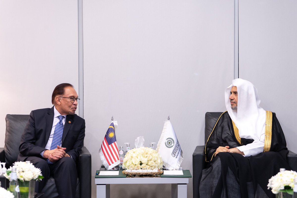Nous avons apprécié la visite à la #Ligueislamiquemondiale du Premier ministre de Malaisie, M. Anwar Ibrahim.
Nous avons eu le plaisir, durant nos échanges de programmer la tenue de  la première session du Conseil des oulémas d'Asie du Sud-Est et de la date de lancement du Sommet