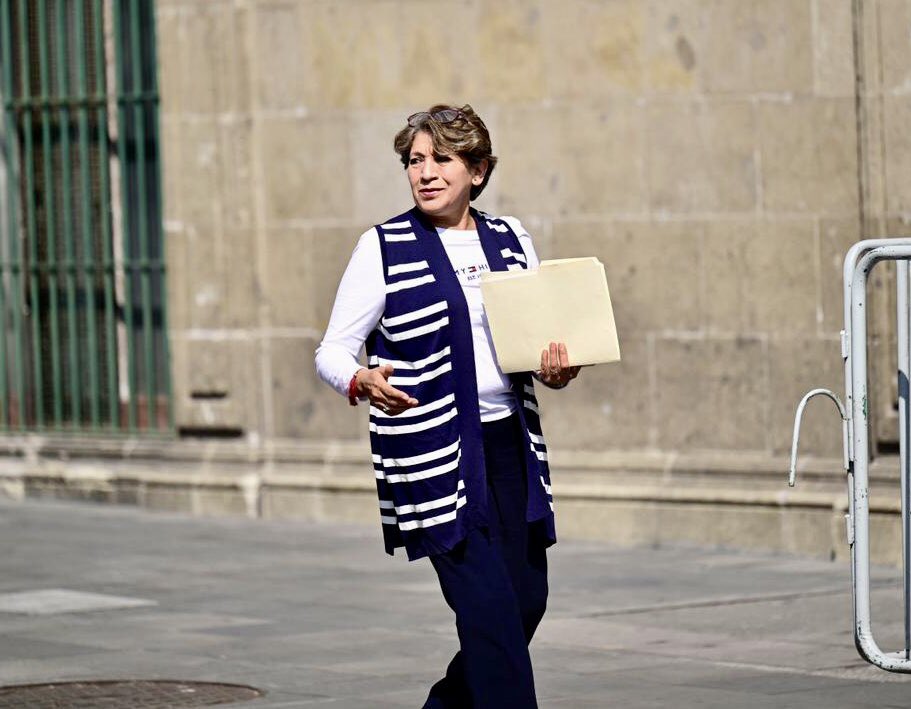delfinagomeza's tweet photo. Llegando a Palacio Nacional para una reunión de trabajo. Haciendo equipo con el @GobiernoMX lograremos la transformación del Estado de México. #ElPoderDeServir https://t.co/4ibwlwzzG6