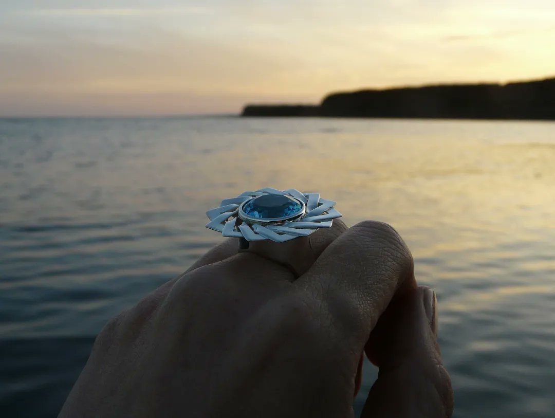 FR1 Petal Folded Ring Blue Topaz
Striking statement ring, made from sterling silver set with a 15mm round faceted blue topaz.

karinagill.co.uk/product/fr1-pe…