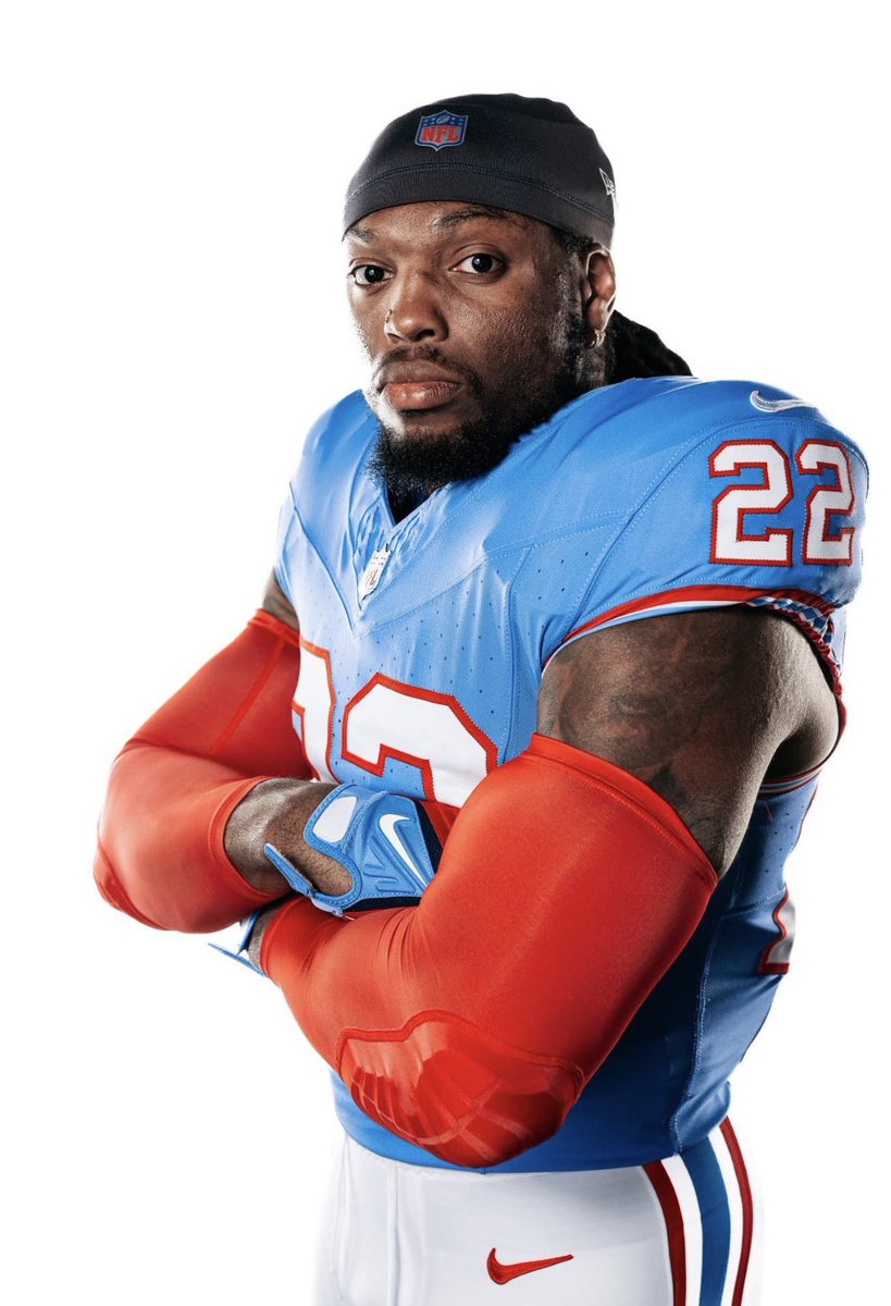 AdamSchefter's tweet photo. The throwback Houston Oilers uniforms that the Tennessee Titans will wear Sunday at home vs. the Falcons: https://t.co/8p2TRcHSzZ