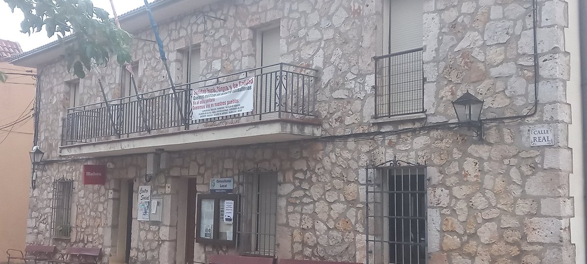 MirabuenoGuTOUR's tweet photo. Esta tarde de lluvia ☔️ la pancarta y convocatoria de apoyo a la plataforma médico ya 👉 si a la sanidad pública en los pueblos #SanidadPública 
#sosmundorural @YaMedico @TuDefiende @SanidadGU https://t.co/bGNYuK987o