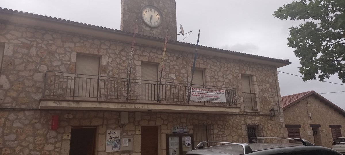 MirabuenoGuTOUR's tweet photo. Esta tarde de lluvia ☔️ la pancarta y convocatoria de apoyo a la plataforma médico ya 👉 si a la sanidad pública en los pueblos #SanidadPública 
#sosmundorural @YaMedico @TuDefiende @SanidadGU https://t.co/bGNYuK987o