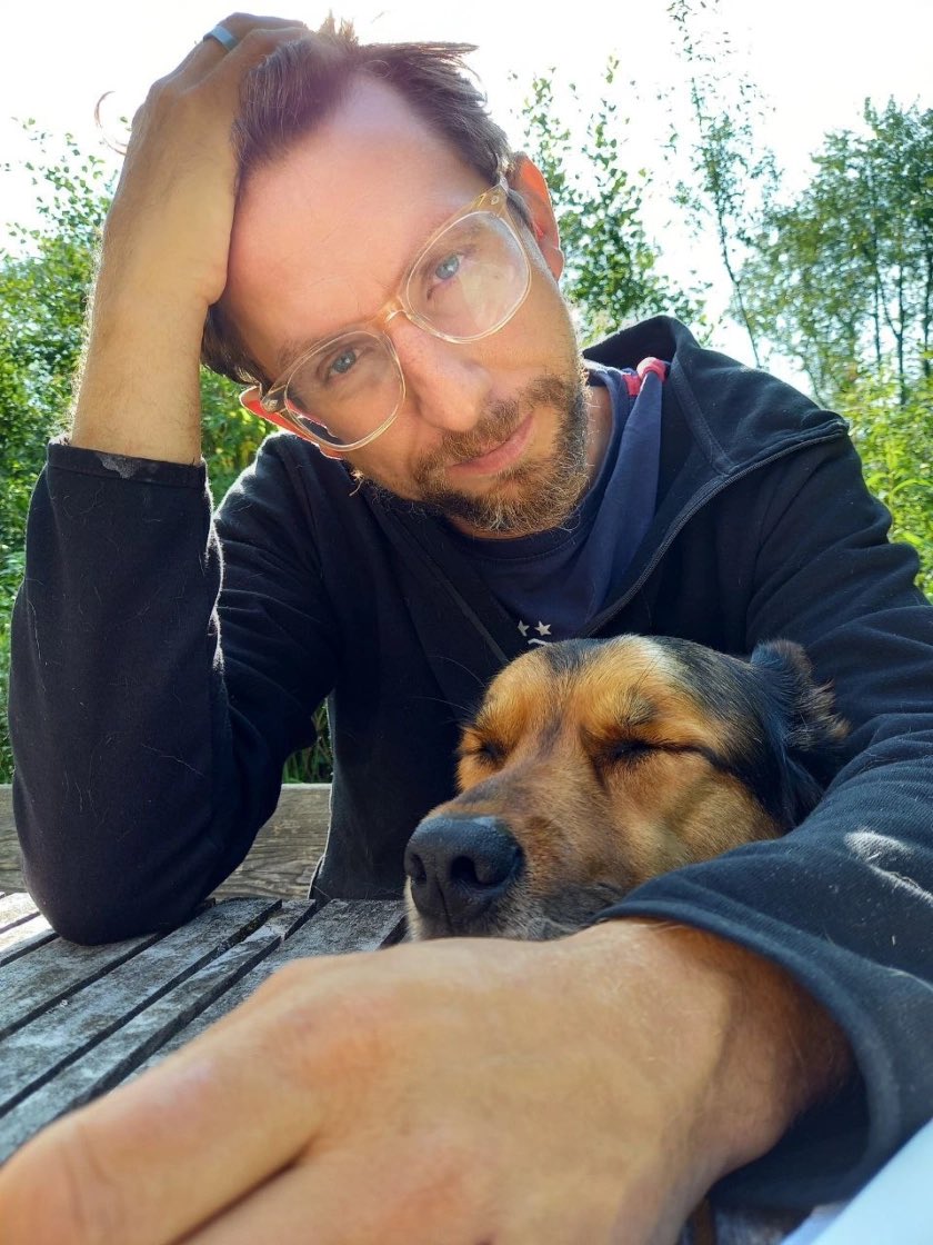 AntoineRichard's tweet photo. #GunnarKaiser 1976 - 2023

Wir sind nur Reisende, flackernde Glut, Blätter im Wind. Manche von uns schreien, kämpfen, schweigen, viele lassen sich nur treiben. Viele suchen. Mehr noch irren, die meisten aber warten. 

Am Ende Deines Lebens hast Du nichts von alledem getan. Du hast gesprochen und geleuchtet und gelebt! Und Du hattest mehr Freunde, als Du wissen kannst. 

Wo immer Deine Seele wandert, selbst wenn sie gelöscht. In uns‘rer Welt leuchtet sie noch nach. Vielleicht gar bis wir selbst verlöschen und Dich auf den ew‘gen Wanderwegen sehen und Dir winken mit einem Lächeln im Gesicht

…das alle Wunden heilt!

Den Angehörigen und Freunden und allen, die trauern, bin ich im Abschiedsschmerz verbunden. 
Antoine Richard